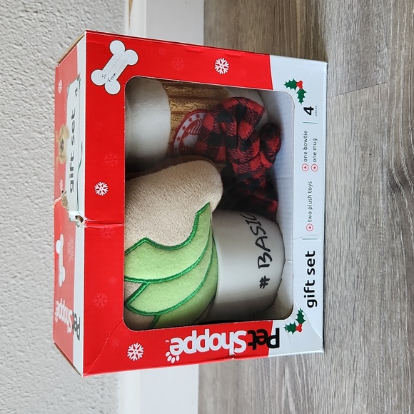 Pet Shoppe Other - Pet Shoppe Gift for Dogs 4 Piece Plush/Squeak Toy Set NIB